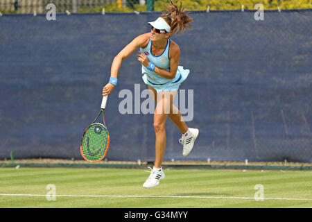 Nottingham Tennis Center, Nottingham, Regno Unito. Il giorno 08 Giugno, 2016. Aegon WTA Nottingham Open Day 5. Alicia Rosolska di Polonia serve nel raddoppia © Azione Sport Plus/Alamy Live News Foto Stock