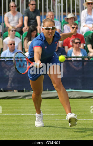 Nottingham Tennis Center, Nottingham, Regno Unito. Il giorno 08 Giugno, 2016. Aegon WTA Nottingham Open Day 5. Nicole Melichar NEGLI STATI UNITI D' AMERICA in azione nella raddoppia © Azione Sport Plus/Alamy Live News Foto Stock