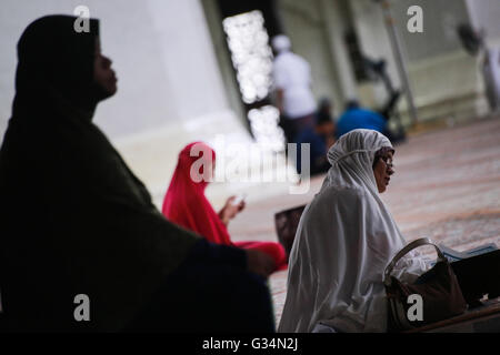 Kuala Lumpur, Malesia. Il giorno 08 Giugno, 2016. Onorevoli colleghe musulmane recitare il Corano in una moschea. Il Ramadan è il più sacro mese dell'anno per i musulmani. Durante tutto il mese del Ramadan, i musulmani velocemente ogni giorno dal sorgere del sole al tramonto. Esso è destinato ad essere un tempo di rapporto con Allah, facendo buone azioni come extra la preghiera, aumentando la carità e generosità, e recitare il Corano. Credito: Ady Abd Ropha/Pacific Press/Alamy Live News Foto Stock