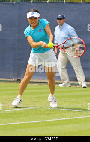 Nottingham Tennis Center, Nottingham, Regno Unito. Il giorno 08 Giugno, 2016. Aegon WTA Nottingham Open Day 5. Scritto da Shuko Aoyama di Japan Credit: Azione Plus sport/Alamy Live News Foto Stock