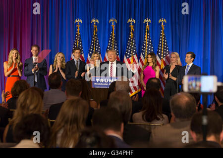 Briarcliff Manor, New York, Stati Uniti d'America. Il 7 giugno, 2016. Donald Trump parla durante il post-elettorale commento al Trump National Golf Club Westchester Credito: lev radin/Alamy Live News Foto Stock