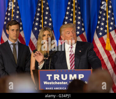 Briarcliff Manor, New York, Stati Uniti d'America. Il 7 giugno, 2016. Donald Trump parla durante il post-elettorale commento al Trump National Golf Club Westchester Credito: lev radin/Alamy Live News Foto Stock