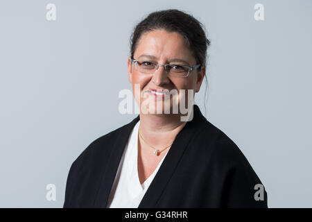 Amburgo, Germania. 25 Maggio, 2016. Gruppo otto CFO Petra Scharner-Wolff pone prima di risultati di una conferenza stampa del tedesco di ordine di posta e azienda di e-commerce ad Amburgo, Germania, 25 maggio 2016. Foto: LUKAS SCHULZE/dpa/Alamy Live News Foto Stock