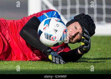 Tours, Francia. Il giorno 08 Giugno, 2016. Il portiere Petr Cech assiste la nazionale ceca la sessione di training a Tours in Francia, giugno 8, 2016 dove alloggiare durante il campionato di calcio EURO 2016. © David Tanecek/CTK foto/Alamy Live News Foto Stock