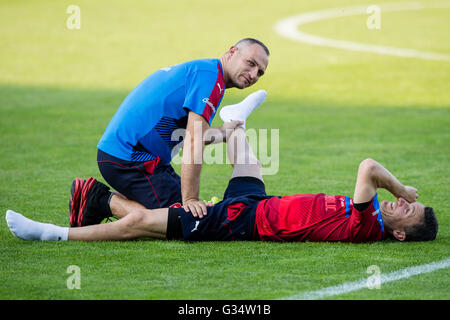 Tours, Francia. Il giorno 08 Giugno, 2016. David Lafata, posa, assiste la nazionale ceca la sessione di training a Tours in Francia, giugno 8, 2016 dove alloggiare durante il campionato di calcio EURO 2016. © David Tanecek/CTK foto/Alamy Live News Foto Stock