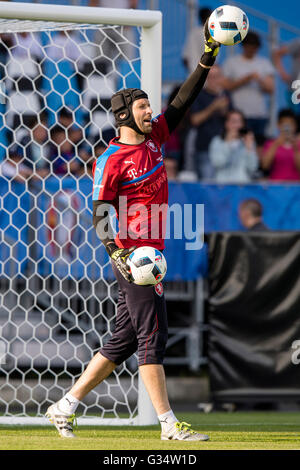 Tours, Francia. Il giorno 08 Giugno, 2016. Il portiere Petr Cech assiste la nazionale ceca la sessione di training a Tours in Francia, giugno 8, 2016 dove alloggiare durante il campionato di calcio EURO 2016. © David Tanecek/CTK foto/Alamy Live News Foto Stock