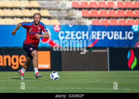 Tours, Francia. Il giorno 08 Giugno, 2016. Roman Hubnik assiste la nazionale ceca la sessione di training a Tours in Francia, giugno 8, 2016 dove alloggiare durante il campionato di calcio EURO 2016. © David Tanecek/CTK foto/Alamy Live News Foto Stock