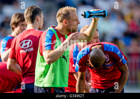 Tours, Francia. Il giorno 08 Giugno, 2016. Daniel Kolar aggiorna se stesso come frequenta la nazionale ceca la sessione di training a Tours in Francia, giugno 8, 2016 dove alloggiare durante il campionato di calcio EURO 2016. © David Tanecek/CTK foto/Alamy Live News Foto Stock