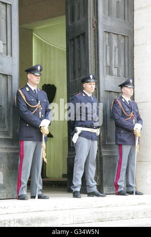 Napoli, Italia. Il giorno 08 Giugno, 2016. Gli ufficiali responsabili della riunione durante la visita del capo della polizia, Franco Gabrielli a assiste Questura di riunione del " tecniche " gruppo in cui i funzionari che avevano la carica delle entrate e delle spese pubbliche (questori) delle cinque province della regione Campania. © Salvatore Esposito/Pacific Press/Alamy Live News Foto Stock