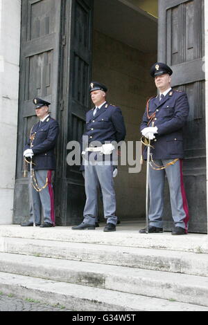 Napoli, Italia. Il giorno 08 Giugno, 2016. Gli ufficiali responsabili della riunione durante la visita del capo della polizia, Franco Gabrielli a assiste Questura di riunione del " tecniche " gruppo in cui i funzionari che avevano la carica delle entrate e delle spese pubbliche (questori) delle cinque province della regione Campania. © Salvatore Esposito/Pacific Press/Alamy Live News Foto Stock