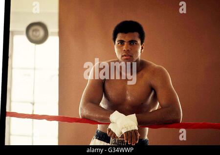 File. Il 3 giugno, 2016. MUHAMMAD ALI, il tempo tre Heavyweight Boxing champion, è morto all età di 74. Egli era stato lotta contro una malattia respiratoria. "Il più grande fu la dominante boxer pesante degli anni sessanta e settanta, Ali ha vinto una medaglia d'oro alle Olimpiadi di Roma nel 1960, catturato il professional World Heavyweight Championship in tre diverse occasioni e ha difeso con successo il suo titolo 19 volte. Nella foto: 1970 - Muhammad Ali formazione in Florida. © Jeff Joffe/Globe foto/ZUMAPRESS.com/Alamy Live News Foto Stock