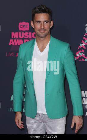 Nashville, TN, Stati Uniti d'America. 8 Giugno, 2016. Jake Owen presso gli arrivi per 2016 CMT Music Awards - Gli arrivi, Bridgestone Arena, Nashville, TN Giugno 8, 2016. Credito: MORA/Everett raccolta/Alamy Live News Foto Stock