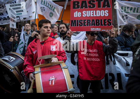 Buenos Aires, Argentina. 8 Giugno, 2016. Premere operai prendono parte a una manifestazione organizzata dalla federazione nazionale della stampa e dei giornalisti dei sindacati contro i licenziamenti, la chiusura dei media e della precarietà del posto di lavoro a Buenos Aires, Argentina, il 8 giugno 2016. Credito: Martin Zabala/Xinhua/Alamy Live News Foto Stock