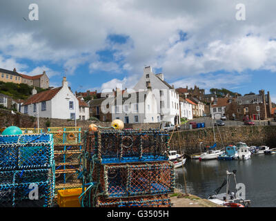 Porto di pesca e Shoregate Street Crail Fife Scozia Crail è uno storico villaggio di pescatori sulla East Neuk di Fife Coast su un bel giorno di maggio Foto Stock