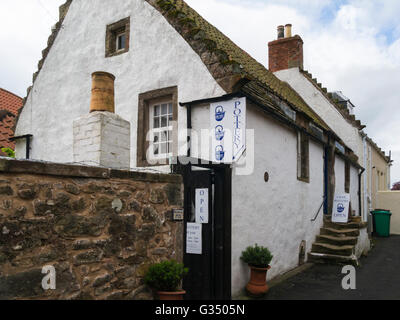 Crail ceramica piccola azienda familiare in Nethergate Crail Fife Scozia rendendo mano gettata di terracotta e ceramica decorata industria locale Foto Stock