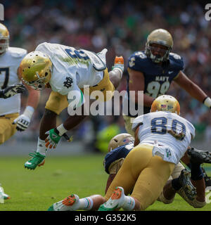 RB Theo Riddick, #6, Notre Dame, corre con la palla durante il NCAA Football gioco tra la Marina e la Cattedrale di Notre Dame in Foto Stock