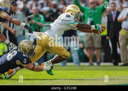 RB Theo Riddick, #6, Notre Dame, punteggi di un touchdown durante il NCAA Football gioco tra la Marina e la Cattedrale di Notre Dame in Foto Stock