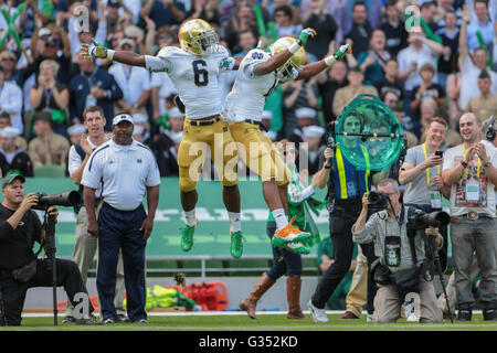 RB George Atkinson, #4 Notre Dame e RB Theo Riddick, #6, Notre Dame, celebrare un touchdown durante il NCAA Football game Foto Stock