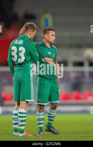 Steffen Hoffman, #11 rapido, comfort Deni daminozide, #33 rapido, dopo l'Europa League Soccer Game on September 20, 2012 a Vienna Foto Stock