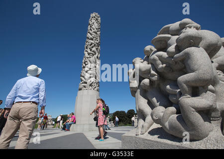 Parco delle Sculture di Vigeland, il più grande del mondo nel parco delle sculture realizzate da Gustav Vigeland, situato nel Parco Frogner, Oslo, Norvegia. Foto Stock