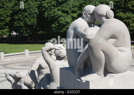 Parco delle Sculture di Vigeland, il più grande del mondo nel parco delle sculture realizzate da Gustav Vigeland, situato nel Parco Frogner, Oslo, Norvegia. Foto Stock