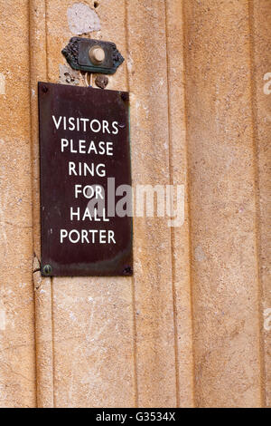 "I visitatori si prega di anello per portiere di notte' segno da campanello pulsante, Camberley, Hampshire, Inghilterra, Regno Unito, Europa Foto Stock