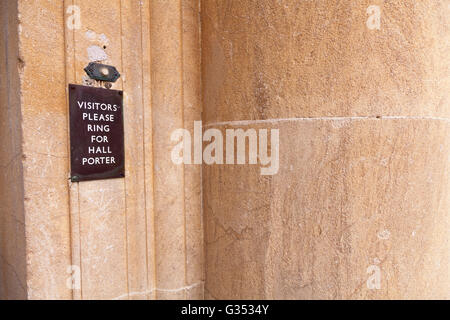 "I visitatori si prega di anello per portiere di notte' segno da campanello pulsante, Camberley, Hampshire, Inghilterra, Regno Unito, Europa Foto Stock