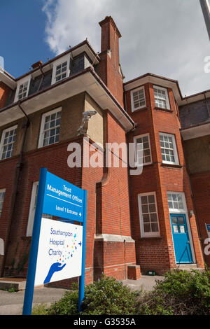 Gestione delle relazioni di trust segno di uffici e di costruire a Southampton General Hospital, Southampton, Hampshire, Inghilterra, Regno Unito Foto Stock