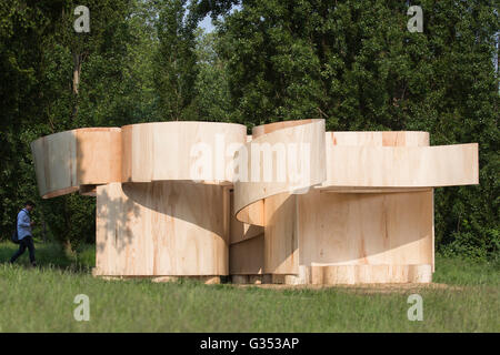 Londra, Regno Unito. Il 7 giugno 2016. Casa estiva di Barkow Leibinger. La Serpentina rivela il completamento delle strutture per la sua architettura di espanso programma per il 2016: la 16th Annual Pavilion progettato da Bjarke Ingels Group (BIG) e quattro recentemente commissionato Estate case da Kunle Adeyemi (NLE), Barkow Leibinger, Yona Friedman e Asif Khan. Il padiglione e case estive sono liberi di vista dal 10 giugno al 9 ottobre 2016. Foto Stock