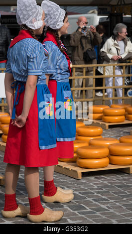 Le donne nei tradizionali abiti olandese e zoccoli, formaggio Gouda mercato, Paesi Bassi Foto Stock