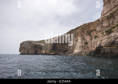 Gita in barca intorno alla grotta blu a Malta Foto Stock