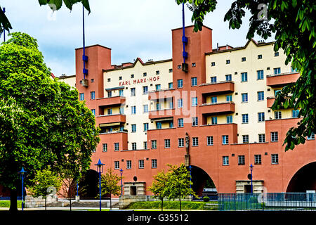 Wohnhauskomplex in Wien, sog. Gemeindebau; Vienna, Austria, 'municipality edificio", basso costo alloggiamento pubblico. Foto Stock