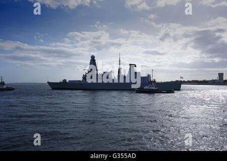 HMS Duncan tipo 45 cacciatorpediniere di lasciare il porto di Portsmouth in Inghilterra Hampshire REGNO UNITO Foto Stock