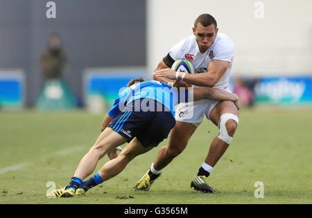 Inghilterra è Joe Marchant è affrontato con gli italiani di Roberto Dal Zilio durante la sotto 20's Rugby World Cup Match al Manchester City Stadium e Manchester. Foto Stock