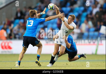 L'Inghilterra del Darren Atkins è affrontato con gli italiani di Luca Sperandio e Roberto Dal Zilio durante la sotto 20's Rugby World Cup Match al Manchester City Stadium e Manchester. Foto Stock