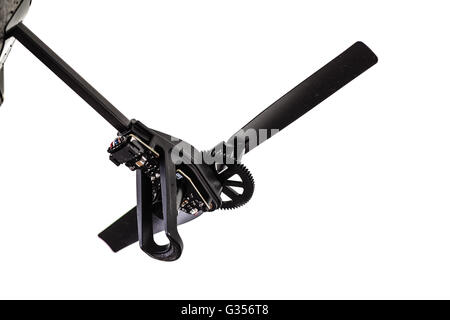 Dettaglio colpo di Elica rotore di un quad copter spy drone isolate su uno sfondo bianco Foto Stock
