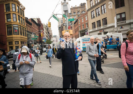 Esercito della salvezza grandi Philip Wittenberg assiste dando le ciambelle libero in Union Square a New York durante la celebrazione della ciambella nazionale la giornata di venerdì, 3 giugno 2016. Supportato da Entenmann, i fornai diede fuori decine di migliaia di ciambelle al cioccolato e donata fino a $35.000 all'Esercito della Salvezza. Ciambella nazionale il giorno, il primo venerdì di giugno, è stato creato nel 1938 dall'Esercito della Salvezza per onorare il 'donut lassies' che hanno amministrato ossequi e di conforto per i soldati durante il WW1. Entenmann's è una divisione di Bimbo panetterie USA. (© Richard B. Levine) Foto Stock