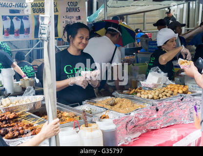 Filipino-Americans dal tri-area di stato a una fiera di strada seguendo le Filippine Independence Day Parade di New York di Domenica, 5 giugno 2016. (© Richard B. Levine) Foto Stock