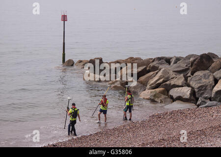 Litorale e la spiaggia a Sidmouth, nel Devon, subendo un GPS basato sondaggio da parte di personale delle indagini EDI. Foto Stock