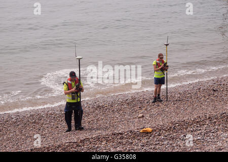 Litorale e la spiaggia a Sidmouth, nel Devon, subendo un GPS basato sondaggio da parte di personale delle indagini EDI. Foto Stock