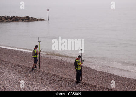 Litorale e la spiaggia a Sidmouth, nel Devon, subendo un GPS basato sondaggio da parte di personale delle indagini EDI. Foto Stock