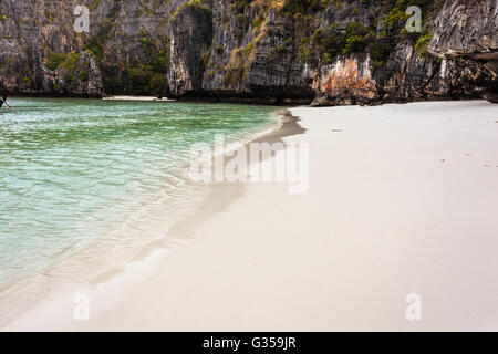 Maya Bay è riparata da alte scogliere su tre lati con diverse spiagge con sabbia bianca e soffice e pesci esotici in acqua chiara Foto Stock