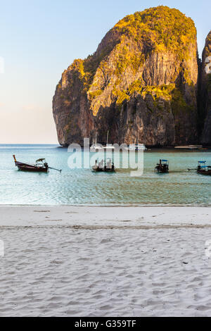 Maya Bay è riparata da alte scogliere su tre lati con diverse spiagge con sabbia bianca e soffice e pesci esotici in acqua chiara Foto Stock