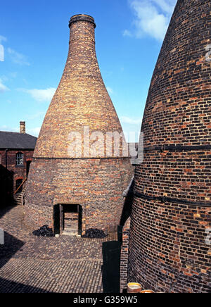 Forni di bottiglia presso il Gladstone Pottery Museum, Stoke on Trent, Staffordshire, Regno Unito, Europa occidentale. Foto Stock