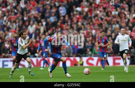 Il palazzo di cristallo di Connor Wickham fa una pausa durante la Emirates finale di FA Cup tra Crystal Palace e il Manchester United allo Stadio di Wembley a Londra. Maggio 21, 2016. Solo uso editoriale. Nessun uso non autorizzato di audio, video, dati, calendari, club/campionato loghi o 'live' servizi. Online in corrispondenza uso limitato a 75 immagini, nessun video emulazione. Nessun uso in scommesse, giochi o un singolo giocatore/club/league pubblicazioni. James Boardman / Immagini teleobiettivo +44 7967 642437 Foto Stock