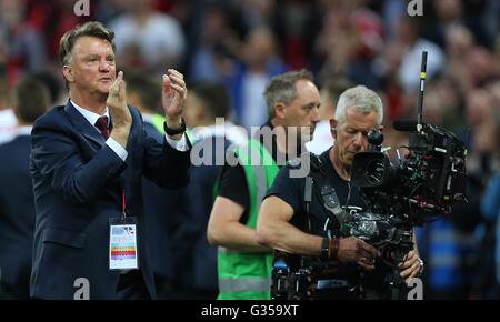 Il Manchester United Manager Louis van Gaal festeggia dopo aver vinto la Emirates finale di FA Cup tra Crystal Palace e il Manchester United allo Stadio di Wembley a Londra. Maggio 21, 2016. Solo uso editoriale. Nessun uso non autorizzato di audio, video, dati, calendari, club/campionato loghi o 'live' servizi. Online in corrispondenza uso limitato a 75 immagini, nessun video emulazione. Nessun uso in scommesse, giochi o un singolo giocatore/club/league pubblicazioni. James Boardman / Immagini teleobiettivo +44 7967 642437 Foto Stock