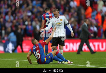 Wayne Rooney del Manchester United aiuta a Crystal Palace è Dwight Gayle off il passo dopo la Emirates finale di FA Cup tra Crystal Palace e il Manchester United allo Stadio di Wembley a Londra. Maggio 21, 2016. Solo uso editoriale. Nessun uso non autorizzato di audio, video, dati, calendari, club/campionato loghi o 'live' servizi. Online in corrispondenza uso limitato a 75 immagini, nessun video emulazione. Nessun uso in scommesse, giochi o un singolo giocatore/club/league pubblicazioni. James Boardman / Immagini teleobiettivo +44 7967 642437 James Boardman / Immagini teleobiettivo +44 7967 642437 Foto Stock