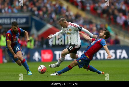 Il palazzo di cristallo di Yohan Cabaye affronta Wayne Rooney del Manchester United durante la Emirates finale di FA Cup tra Crystal Palace e il Manchester United allo Stadio di Wembley a Londra. Maggio 21, 2016. Solo uso editoriale solo uso editoriale. Nessun uso non autorizzato di audio, video, dati, calendari, club/campionato loghi o 'live' servizi. Online in corrispondenza uso limitato a 75 immagini, nessun video emulazione. Nessun uso in scommesse, giochi o un singolo giocatore/club/league pubblicazioni. Foto Stock