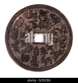 Un cinese antica moneta arrugginito isolato su uno sfondo bianco Foto Stock