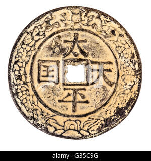 Un cinese antica moneta arrugginito isolato su uno sfondo bianco Foto Stock